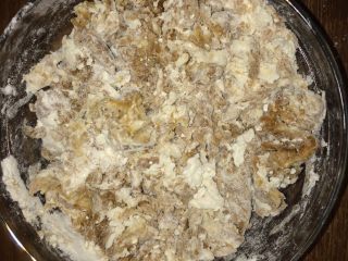 粗麦花朵馒头,把糖水慢慢倒入粉中，边倒边用筷子搅拌成絮状，用手揉成团。