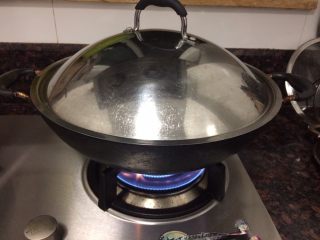 粗麦花朵馒头,同时烧一锅水，水开了，蒸笼放上去蒸15分钟，焖4分钟，再把盖子拿掉，放凉再装起来。