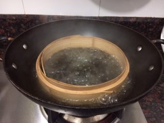 比豆腐还嫩的蛋羹
,锅里倒入适量水，然后开大火煮开。
