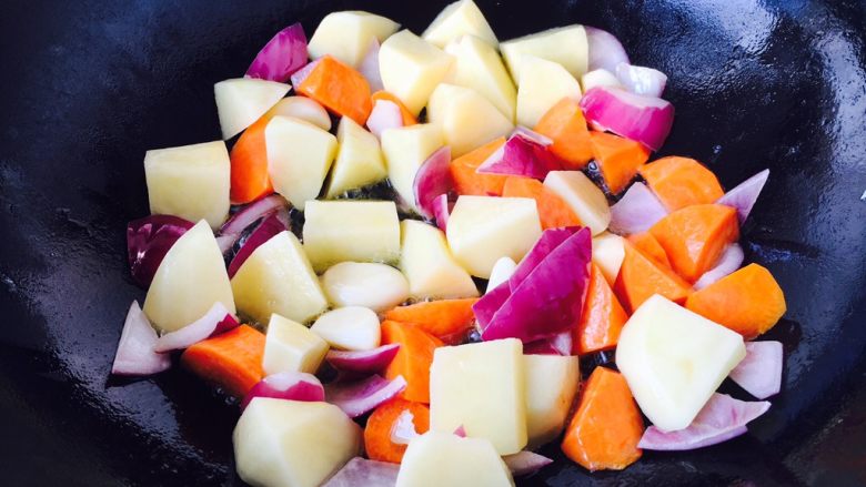 ＃食二星座＃ 罐焖牛肉（34图详细步骤）,改中火，煎制蔬菜。
先放入胡萝卜，胡萝卜煎约5分钟后放入土豆。
