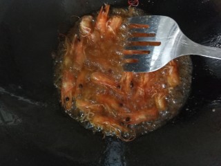 自制虾油,锅烧热倒油，油烧热入虾头。小火慢熬，直至虾头酥脆香气飘出，虾油红润。不要放太多油，一小饭碗足够了！