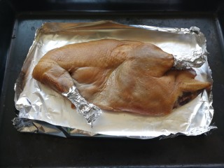 私房烤鸭,吹干后和之前方法一致。铺锡纸卷边。臂膀和腿处卷锡纸。