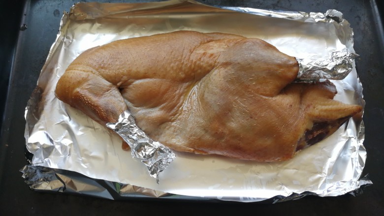 私房烤鸭,吹干后和之前方法一致。铺锡纸卷边。臂膀和腿处卷锡纸。