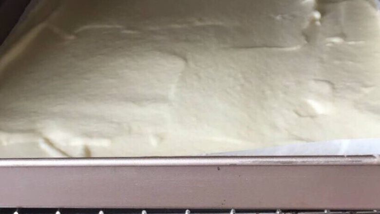 奥利奥🍪咸奶油盒子,刮匀后，将烤盘在桌面上嗑几下，震出大气泡，放入烤箱，上下175度中层20min