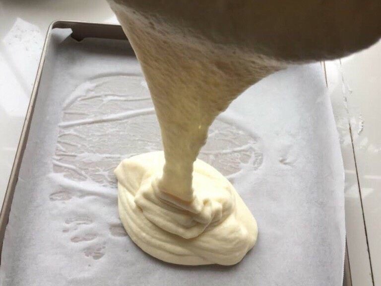 奥利奥🍪咸奶油盒子,将蛋糕液垂直倒入烤盘中（可以消除大气泡）