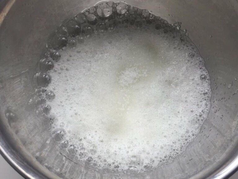 奥利奥🍪咸奶油盒子,从冰箱拿出蛋清，加入白砂糖