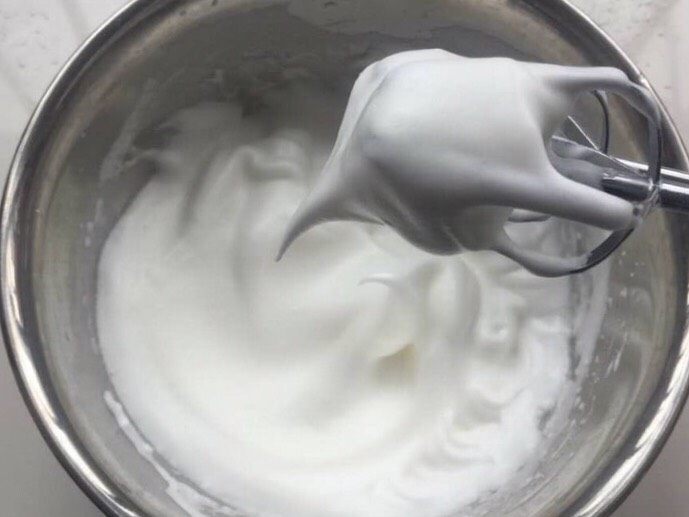奥利奥🍪咸奶油盒子,蛋清打发至湿性发泡，打蛋器拔起有尖角