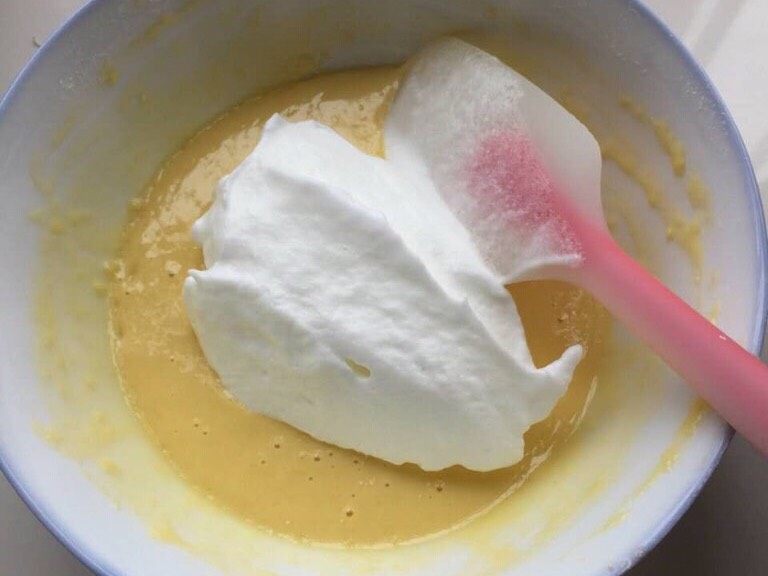 奥利奥🍪咸奶油盒子,用刮刀挖出1/3蛋清到蛋黄液中翻拌均匀