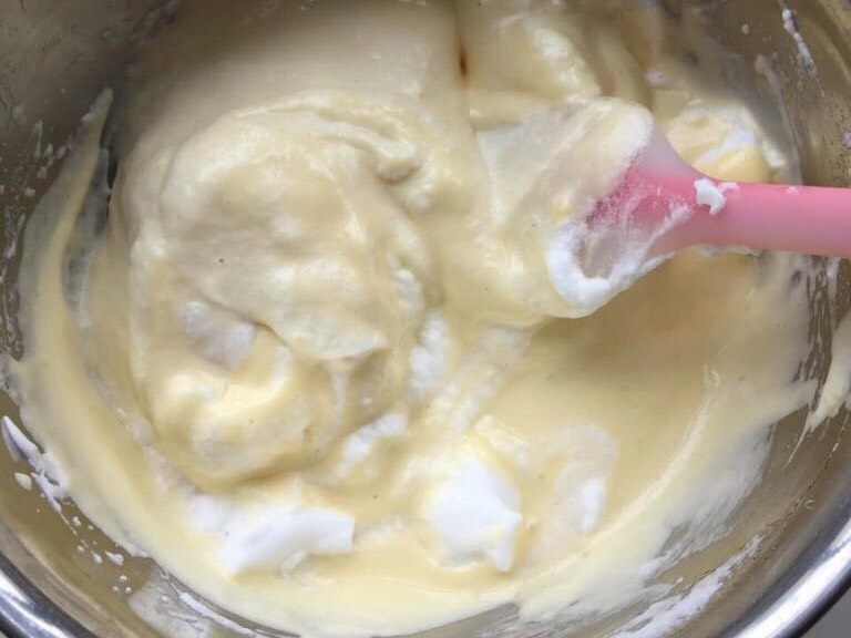 奥利奥🍪咸奶油盒子,混合液倒回到蛋黄液中翻拌均匀