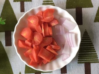 自制宝宝牛肉肠,胡萝卜去皮切小块，洋葱洗净切小块。