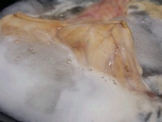 葱香霸王兔,
新鲜兔肉洗干净，放入加有葱段、姜片、料酒的沸水中煮至软熟，捞出沥干水
