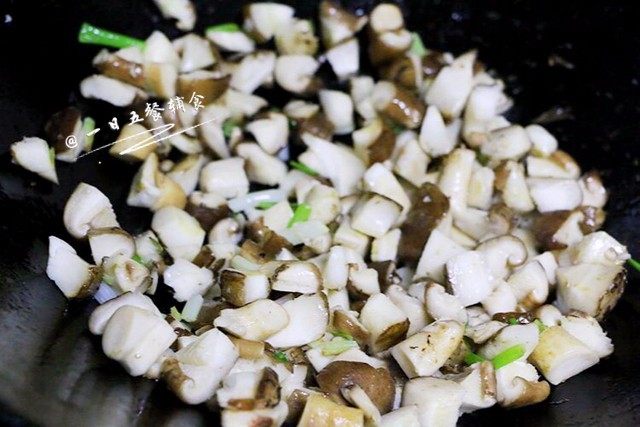 家常糯米烧麦,加入香菇煸炒。