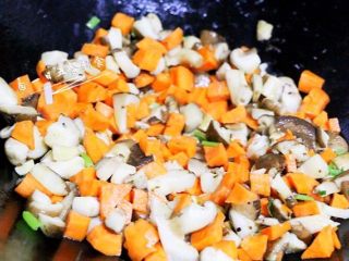 家常糯米烧麦,加入胡萝卜爆香后，加肉末翻炒均匀。
