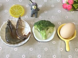 宝宝辅食之西兰花虾仁蒸蛋,食材准备：鲜虾3只，西蓝花20克，鸡蛋1个。
