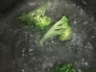 宝宝辅食之西兰花虾仁蒸蛋,西兰花用盐水浸泡后，焯水1分钟左右