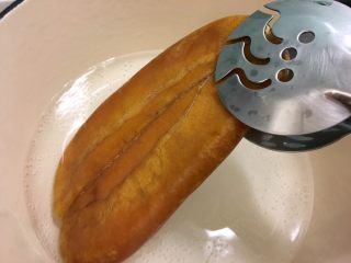 台經典美食 香煎烏魚子,鍋內出現小氣泡時即可將烏魚子放入鍋內