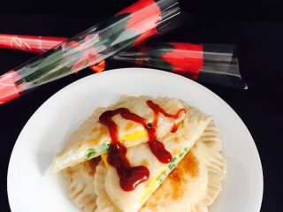 太阳鸡蛋灌饼——饺子皮版,可以挤上自己喜欢的酱汁……