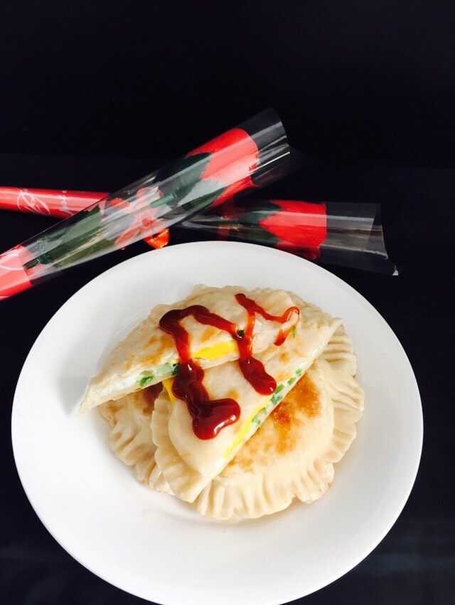 太阳鸡蛋灌饼——饺子皮版,可以挤上自己喜欢的酱汁……