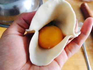 太阳鸡蛋灌饼——饺子皮版,放入鸡蛋黄
鸡蛋清不好操作，就不放了，容易漏……