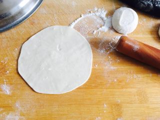 太阳鸡蛋灌饼——饺子皮版,擀成饺子皮