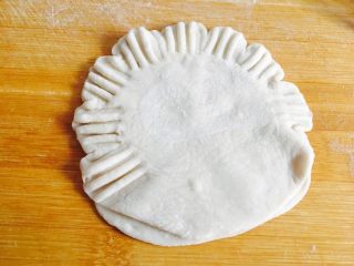太阳鸡蛋灌饼——饺子皮版,用叉子压出花边，留下空口