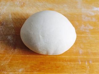 太阳鸡蛋灌饼——饺子皮版,和成光滑的面团，我用面包机和的面，比较省事儿
