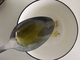 白灼秋葵,调制料汁：往姜丝的碗里加半匙油，滴2、3滴香油