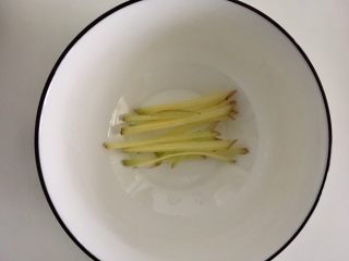 白灼秋葵,姜一片切丝放小碗里
