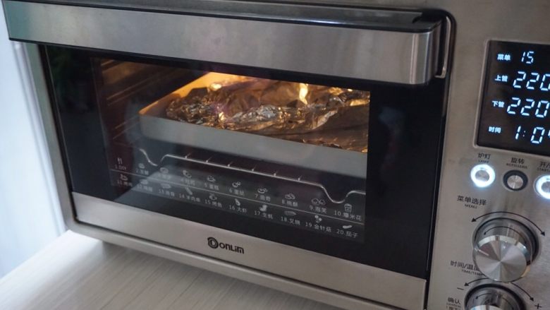 柠檬烤鱼,放入到已经预热好220度的东菱K40C烤箱倒数第二层，烘烤25分钟。