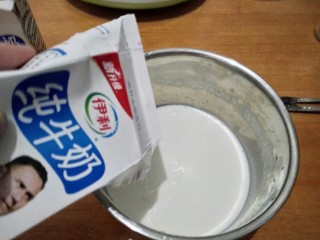 自制老酸奶,把纯牛奶倒入钢胆中