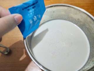 自制老酸奶,加入乳酸菌