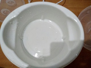 自制老酸奶,在酸奶机底加入少许清水