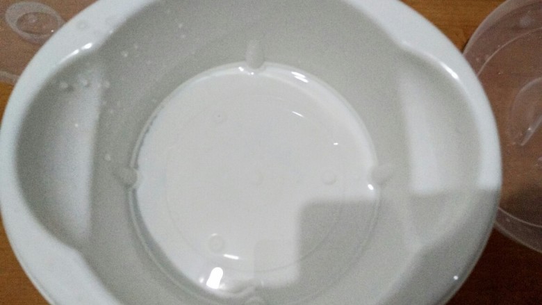 自制老酸奶,在酸奶机底加入少许清水