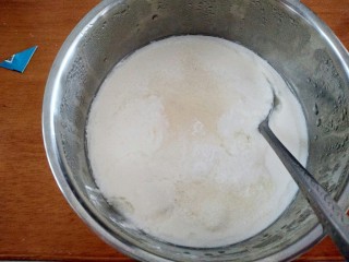 自制老酸奶,可根据个人喜好，加入白糖，我通常是放八勺子，刚刚好