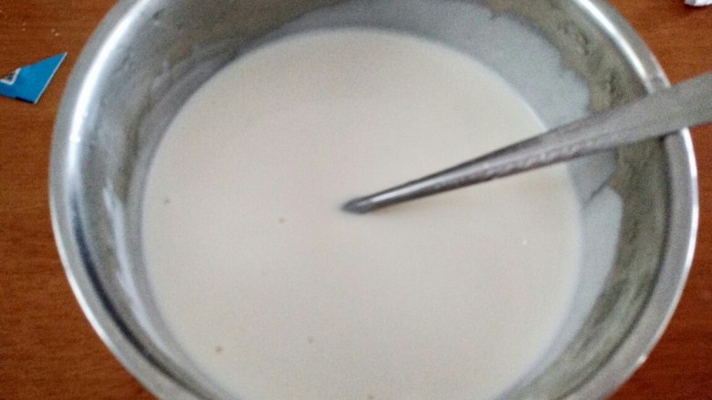 自制老酸奶,搅拌均匀，使白糖充分溶解