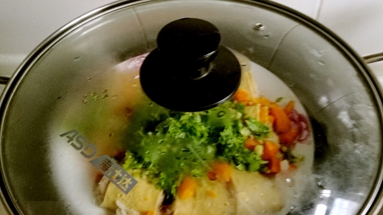 豆皮山药肉沫卷,冷水上锅蒸，水开后蒸10分钟，蒸好后，关火再把香菜碎撒上面，淋上调好的汁焖一下，汁只放了一大半