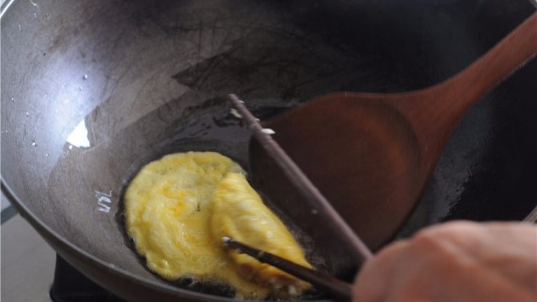 >荸荠瘦肉鸡蛋饺子,用勺子和筷子相互合作，将鸡蛋饼把肉馅包裹起来