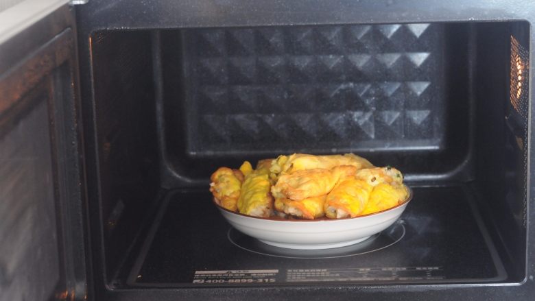 >荸荠瘦肉鸡蛋饺子,包好的鸡蛋饺子放入微波炉，加入三分钟即可食用