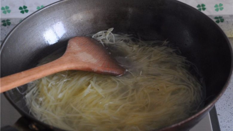 凉拌土豆丝——切土豆丝的小窍门,只需一分钟左右哦