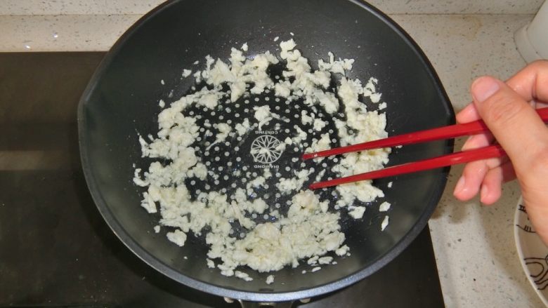 赛蟹鲜之炒滑蛋,锅中倒少许油烧热，倒入蛋清，用筷子滑散。