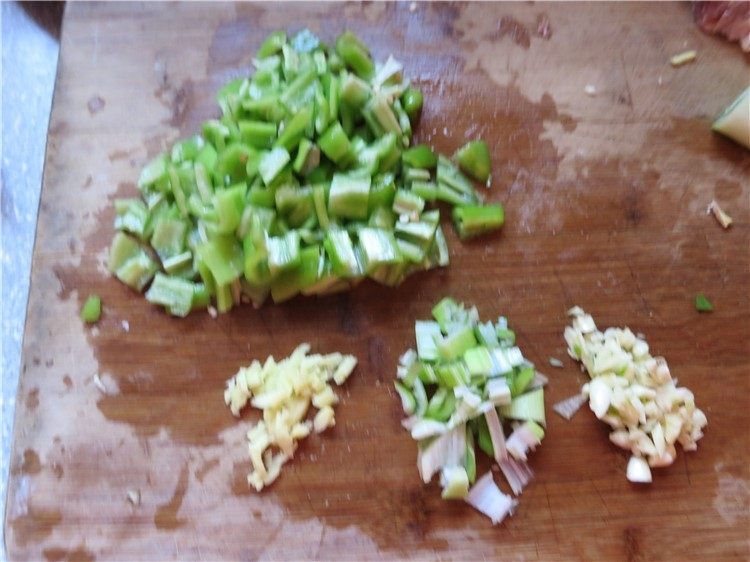 #食二星座#牛排变奏曲---青椒牛肉粒,葱姜蒜备好切成碎，青椒切成丁