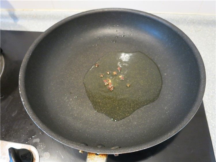 #食二星座#牛排变奏曲---青椒牛肉粒,热锅凉油，放入适量的植物油，丢几粒花椒爆香