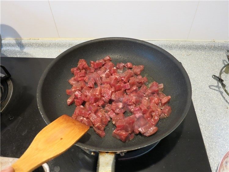 #食二星座#牛排变奏曲---青椒牛肉粒,将切好的牛肉丁放入翻炒