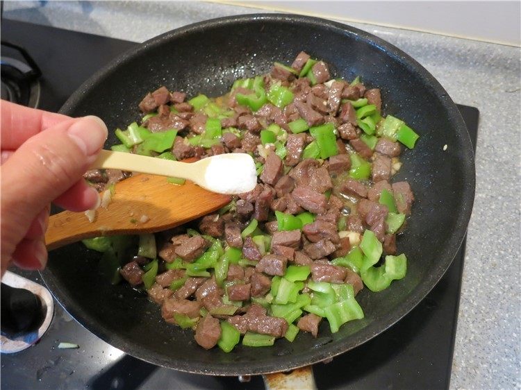 #食二星座#牛排变奏曲---青椒牛肉粒,最后放入盐翻炒几下就可以出锅了