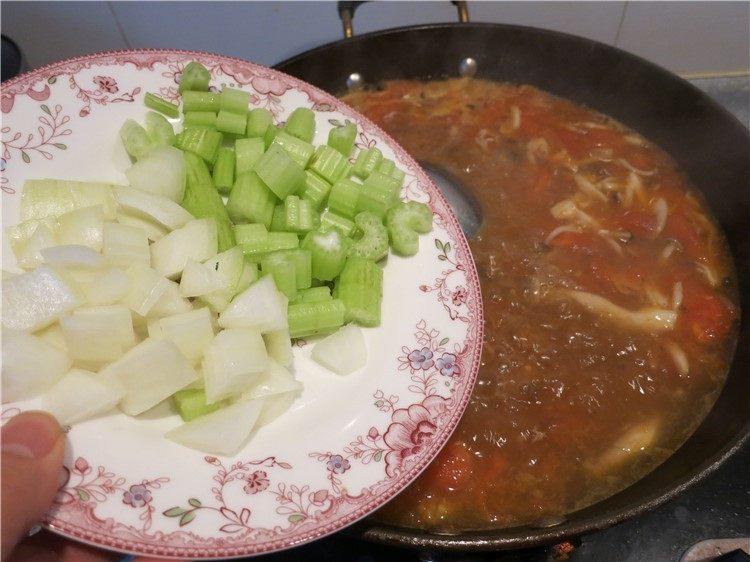 #食二星座#西红柿牛腩汤,将切好的蔬菜丁放入煮熟