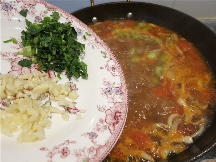 #食二星座#西红柿牛腩汤,最后放入蒜碎和香菜开锅就可关火