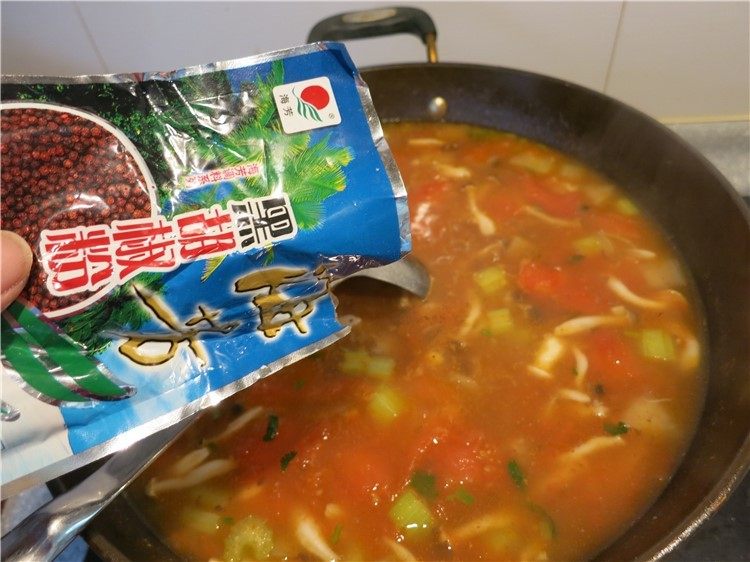#食二星座#西红柿牛腩汤,再撒上胡椒粉