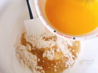 坚果桃酥脆饼干,倒入玉米油和融化好的黄油。
戴上一次性手套，抓成颗粒状，可以多抓一会儿，一定要抓匀。