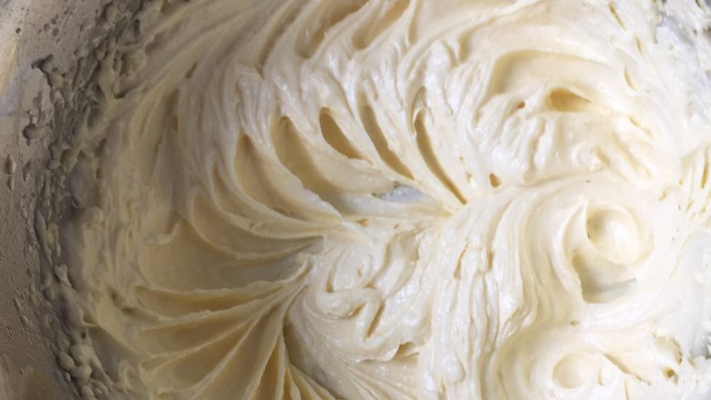 椰浆磅蛋糕,最后加25g打发，直到黄油颜色发白体积变大