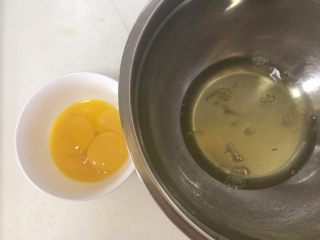 网红肉松小贝,3个鸡蛋分离，放蛋清的盆要无水无油，不然蛋白打不起来